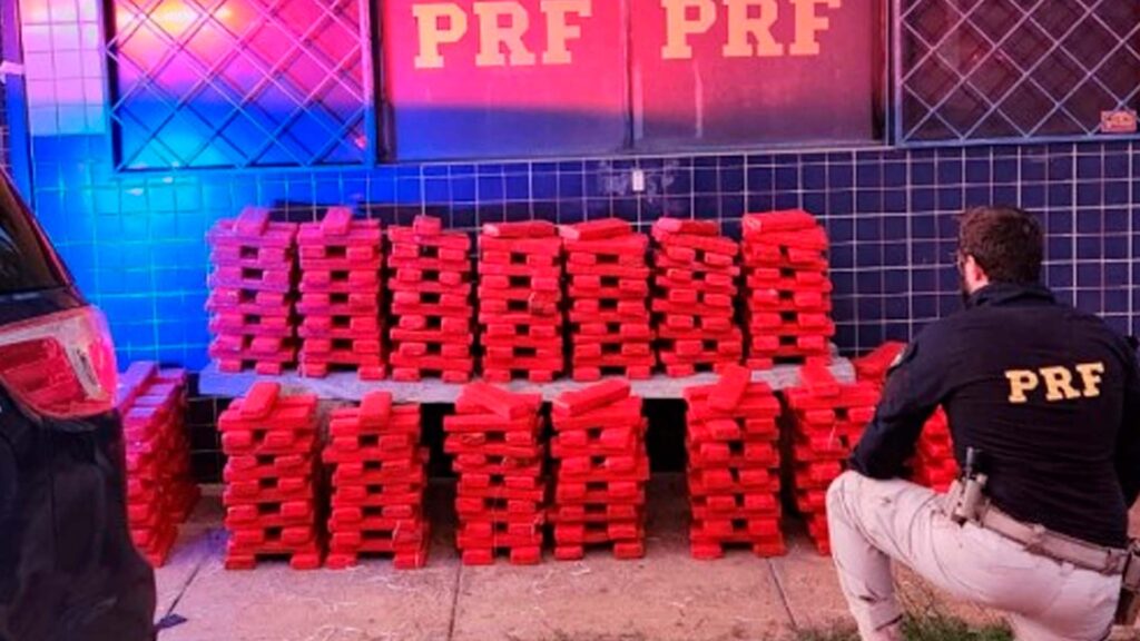 Grande apreensão de drogas na BR-365: PRF intercepta 300 kg de maconha em Patos de Minas Grande apreensão de drogas na BR-365: PRF intercepta 300 kg de maconha em Patos de Minas