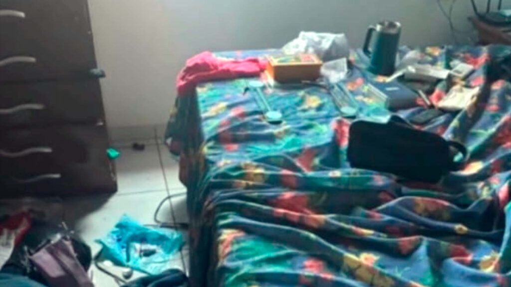 Invasão Inusitada: Homem Arromba Casa, Veste Camisola e Dorme na Cama dos Donos. Invasão Inusitada: Homem Arromba Casa, Veste Camisola e Dorme na Cama dos Donos.