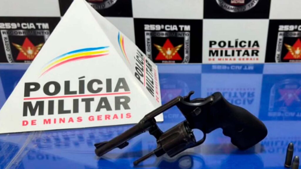 Ameaça, Fuga e Prisão: Homem é Detido com Arma e Sob Efeito de Álcool em Pirapora. Ameaça, Fuga e Prisão: Homem é Detido com Arma e Sob Efeito de Álcool em Pirapora.