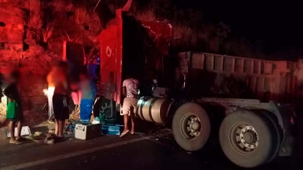 PRF diz que houve incitação por meio de redes sociais para comparecimento no local onde bois foram sacrificados após carreta tombar na BR-365