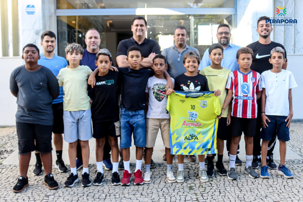 Pronta para a disputa do Campeonato Mineiro, delegação do Sub 11 de futsal de Pirapora foi recepcionada no gabinete do prefeito Pronta para a disputa do Campeonato Mineiro, delegação do Sub 11 de futsal de Pirapora foi recepcionada no gabinete do prefeito