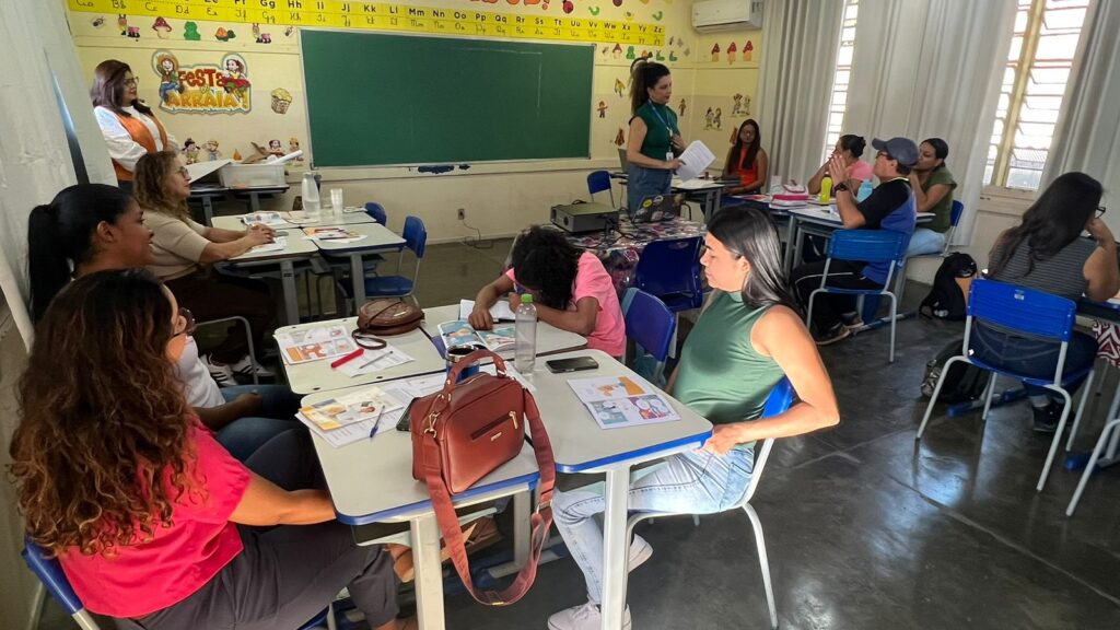 Professores da Educação em Tempo Integral de Pirapora participaram de oficina sobre gibis no processo de aprendizagem