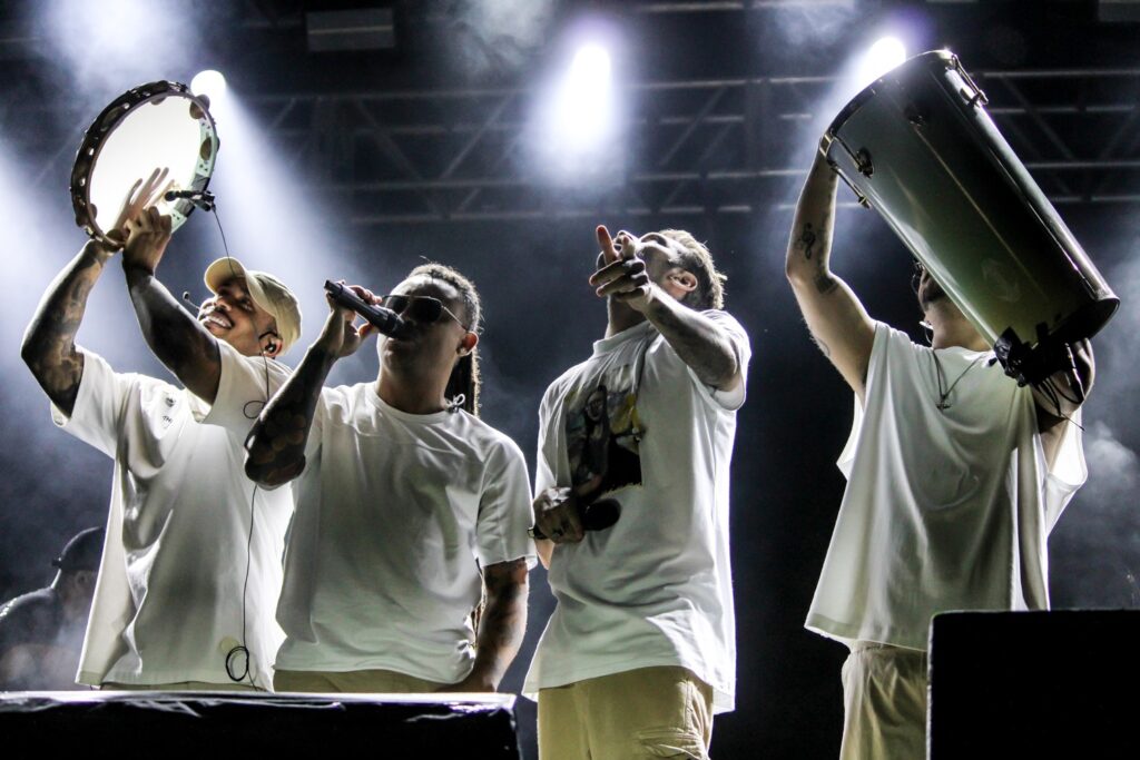 Domingo do Pirafolia 2026 teve show inédito do Akatu e exigiu muita energia para acompanhar os blocos e o trio elétrico