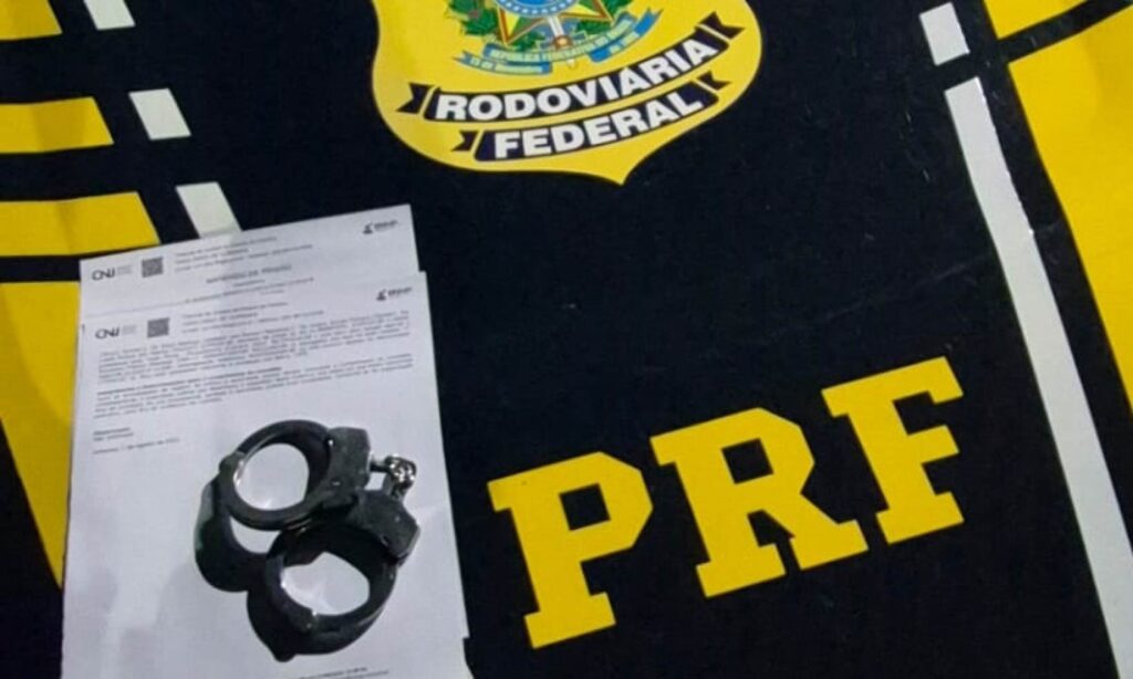 PRF apreende foragido da Justiça por homicídio qualificado na BR-365 em Patos de Minas (MG)