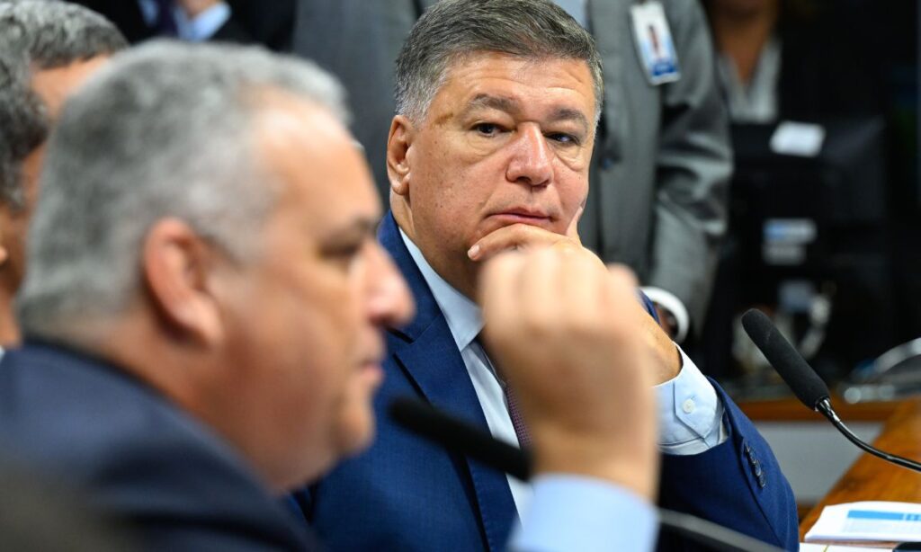 Viana articula chapa com ex-deputados como suplentes para disputa ao Senado