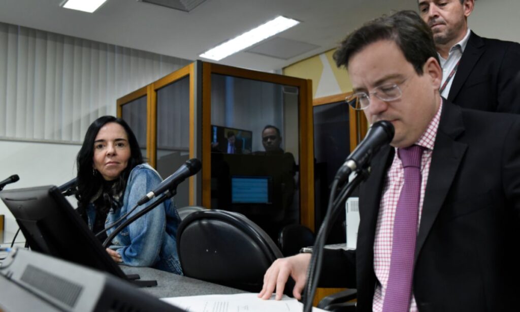 Disputa por vaga no TCE de Minas deve ser polarizada entre Ione Pinheiro e Thiago Cota Disputa por vaga no TCE de Minas deve ser polarizada entre Ione Pinheiro e Thiago Cota