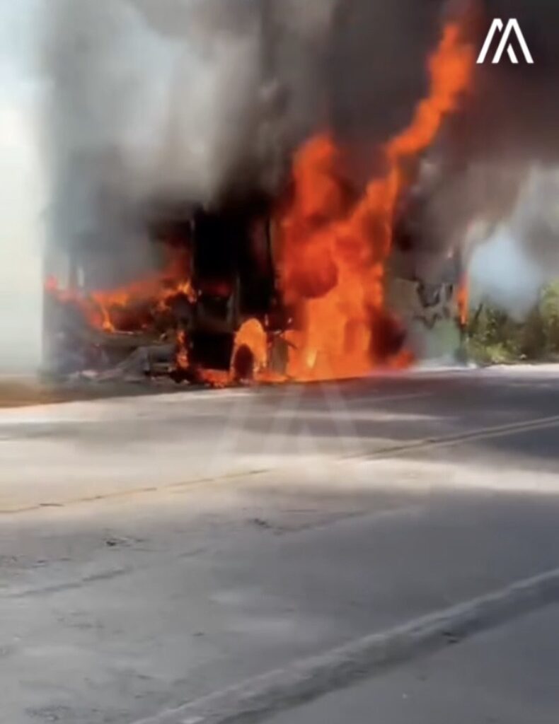 Ônibus é destruído por incêndio na BR-365 e rodovia é interditada próximo a Pirapora Ônibus é destruído por incêndio na BR-365 e rodovia é interditada próximo a Pirapora